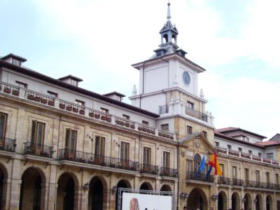 Fachada de la Casa Conceyu d’Uviéu, na plaza de la Constitución.