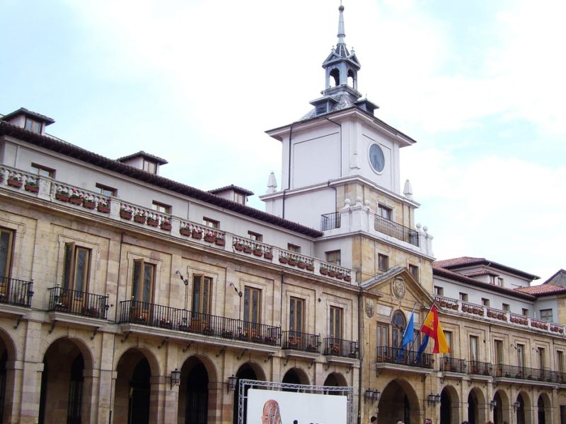 Fachada de la Casa Conceyu d’Uviéu, na plaza de la Constitución.