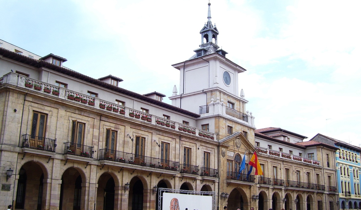 Fachada de la Casa Conceyu d’Uviéu, na plaza de la Constitución.