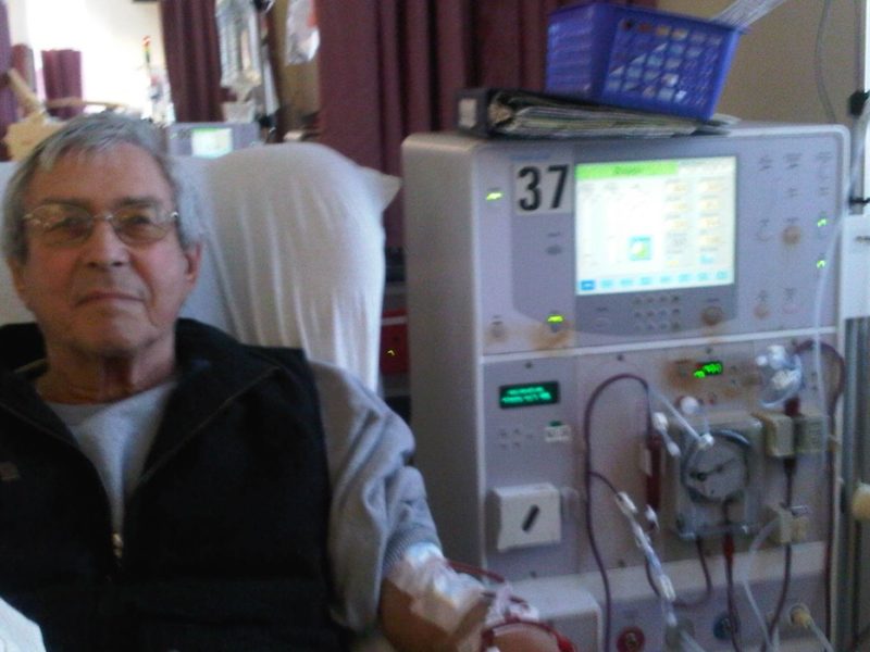 Paciente recibiendo un tratamientu de diálisis nuna instalación sanitaria.