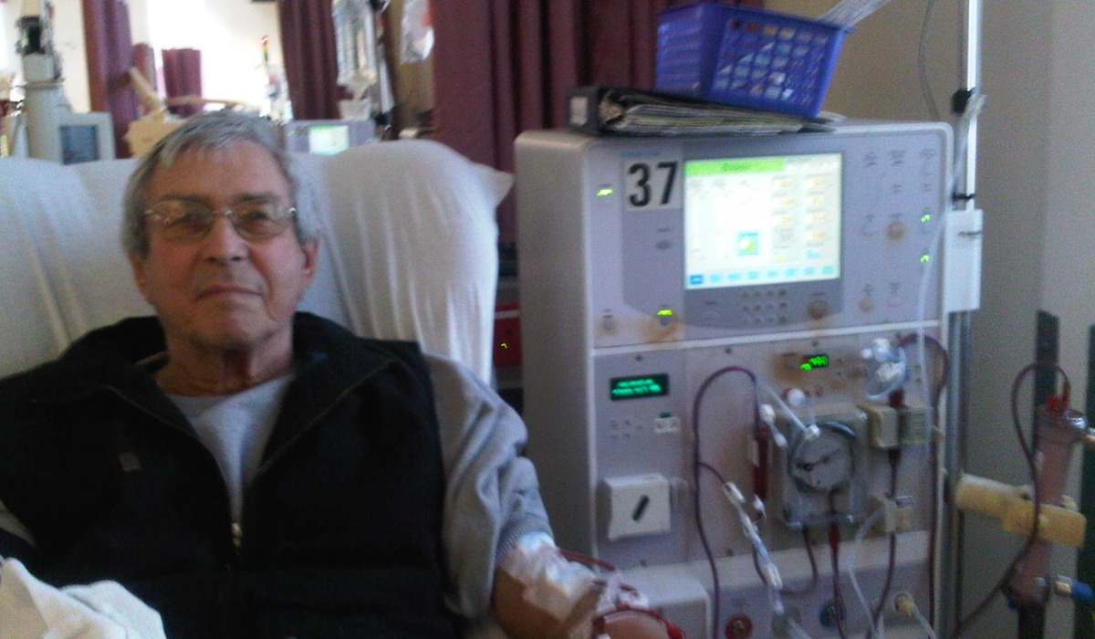 Paciente recibiendo un tratamientu de diálisis nuna instalación sanitaria.