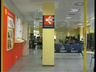 Interior de la oficina del Sepepa en Navia, nuna semeya d’archivu.