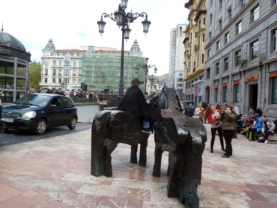 Escultures d’asturcones y edificios de La Escandalera, n’Uviéu, nuna semeya de 2012.
