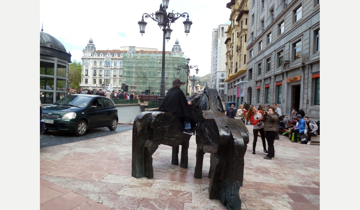 Escultures d’asturcones y edificios de La Escandalera, n’Uviéu, nuna semeya de 2012.