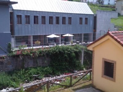 Edificiu del área residencial de FASAD en Turón, xunto al ríu
