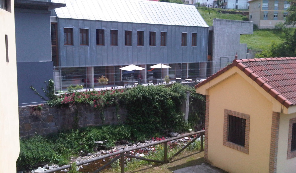 Edificiu del área residencial de FASAD en Turón, xunto al ríu