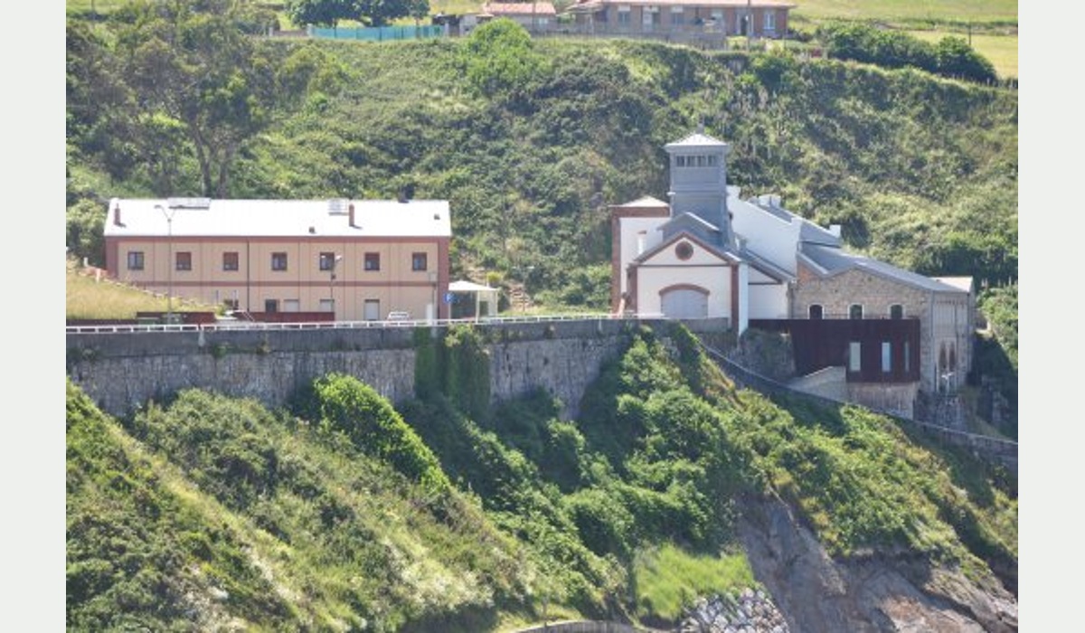 Vista exterior del conxuntu y del castillete de la mina d’Arnáu, en Castrillón.