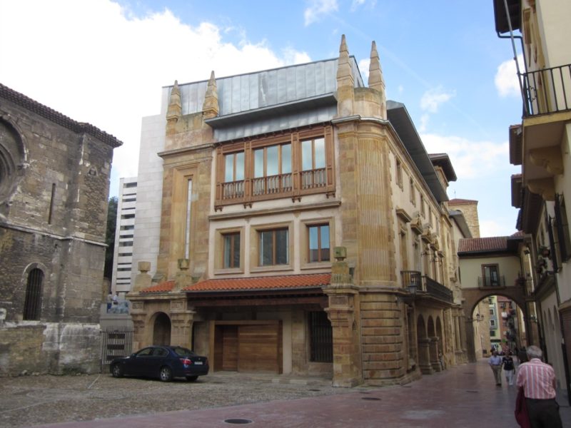 Edificiu del Muséu Arqueolóxicu d’Asturies, n’Uviéu.