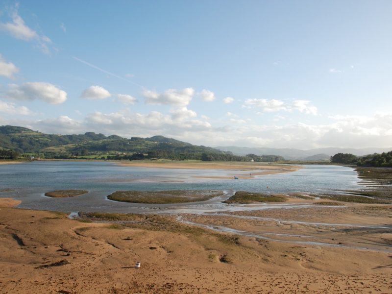 Estuariu de la Ría de Villaviciosa cola marea baxa.