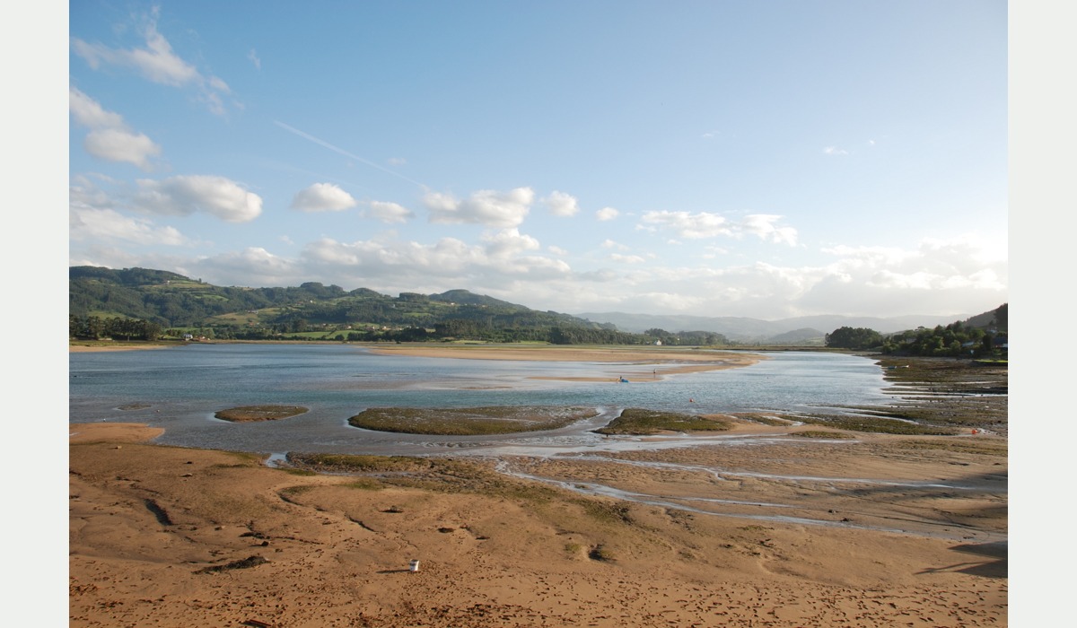 Estuariu de la Ría de Villaviciosa cola marea baxa.