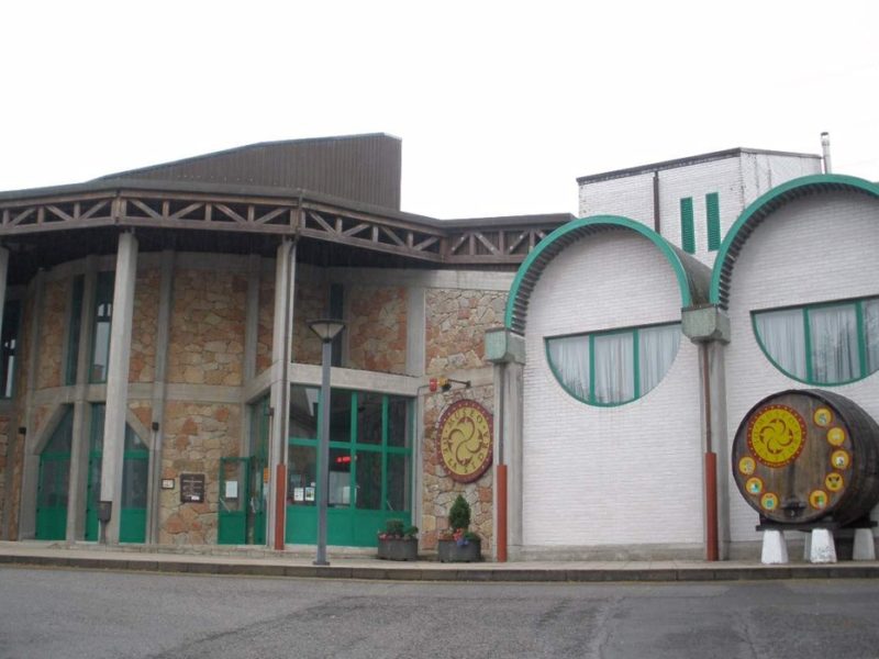 Fachada del Muséu de la Sidre, na villa de Nava.