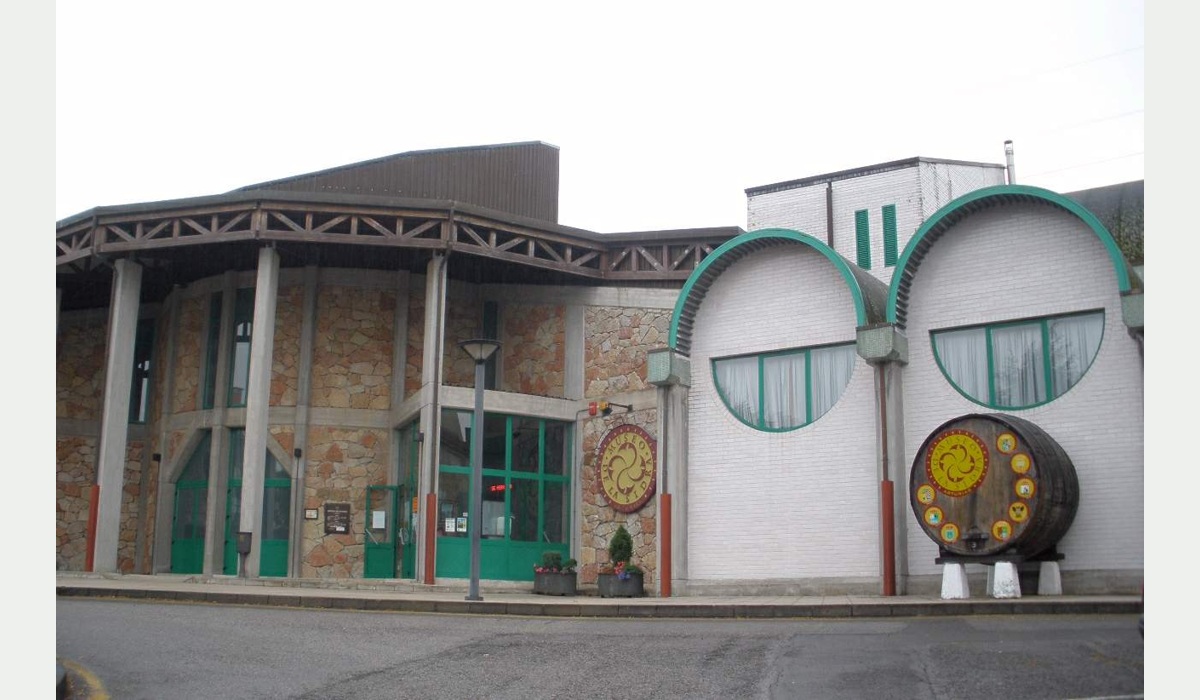 Fachada del Muséu de la Sidre, na villa de Nava.