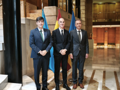 Borja Sánchez, Frank Torres y David González na presentación del prealcuerdu de Barros.