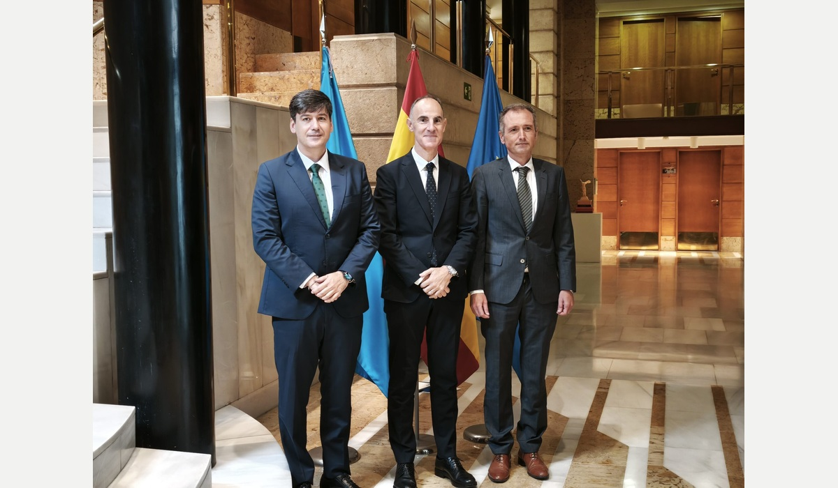 Borja Sánchez, Frank Torres y David González na presentación del prealcuerdu de Barros.