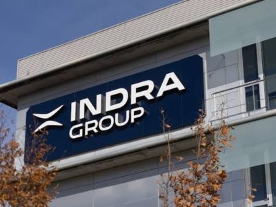 Fachada d’un edificiu d’Indra Group col logotipu de la compañía