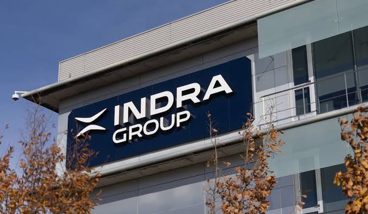 Fachada d’un edificiu d’Indra Group col logotipu de la compañía