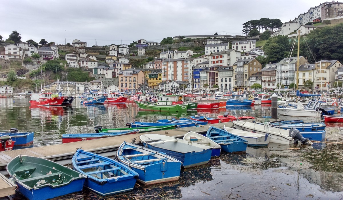 Vista del puertu de L.luarca, nel conceyu de Valdés