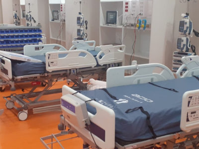 Unidá de Cuidos Intensivos temporal instalada nel ximnasiu del HUCA n’Uviéu en 2020.