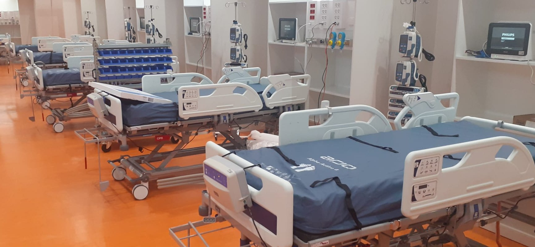 Unidá de Cuidos Intensivos temporal instalada nel ximnasiu del HUCA n’Uviéu en 2020.