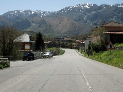 Carretera y cases d’Ortiguero, en Cabrales, coles montañes al fondu