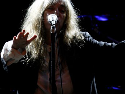 Patti Smith canta ante un micrófonu nuna actuación nel Roundhouse de Londres.