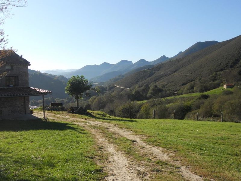 Vista d’archivu de la sierra de Peñamayor dende’l conceyu de Nava.