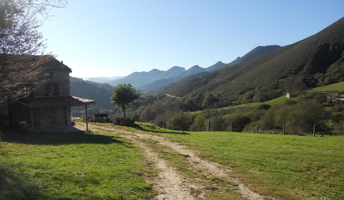Vista d’archivu de la sierra de Peñamayor dende’l conceyu de Nava.