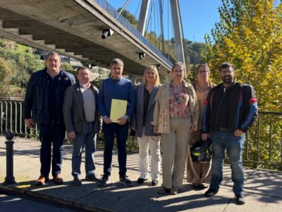 Participantes na comparecencia del PP xunto a la ponte atirantada de Sama, el 26 d’ochobre de 2026.