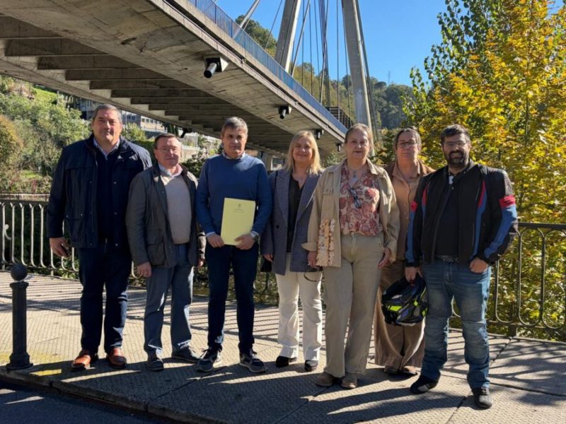 Participantes na comparecencia del PP xunto a la ponte atirantada de Sama, el 26 d’ochobre de 2026.
