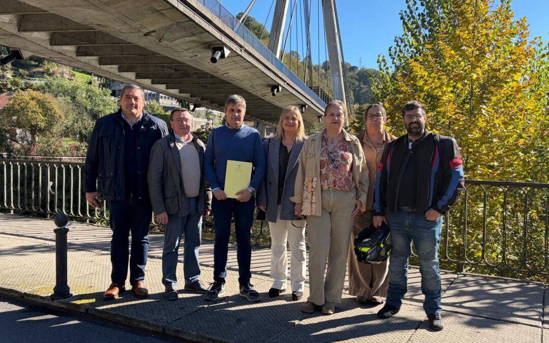 Participantes na comparecencia del PP xunto a la ponte atirantada de Sama, el 26 d’ochobre de 2026.