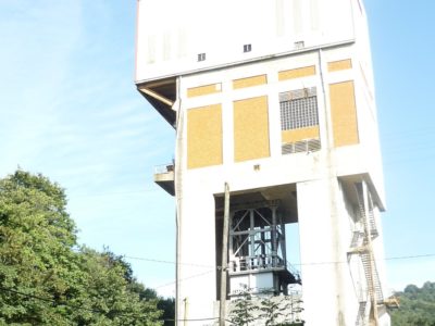 Torre d’estracción del Pozu Mosquitera, arrodiada de vexetación.