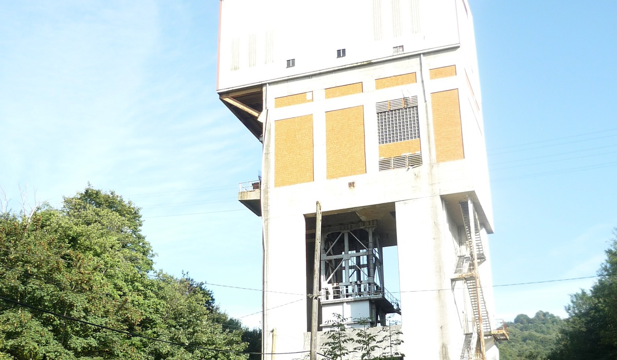 Torre d’estracción del Pozu Mosquitera, arrodiada de vexetación.