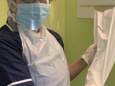 Profesional d’enfermería con equipu de protección nun centru d’atención primaria.