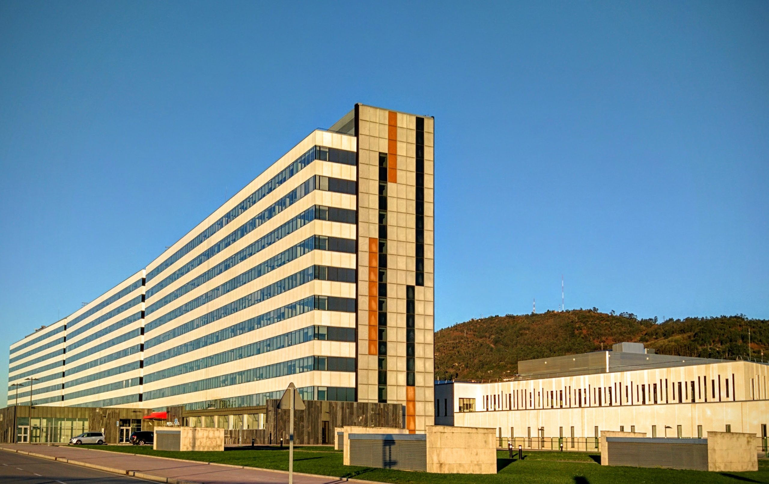 Vista esterior del Hospital Universitariu Central d’Asturies n’Uviéu.