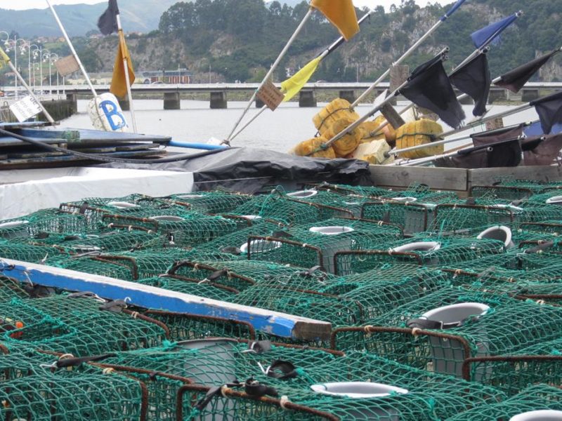 Apareyos de pesca y puente de Ribeseya sobre la ría, nuna semeya d’archivu.