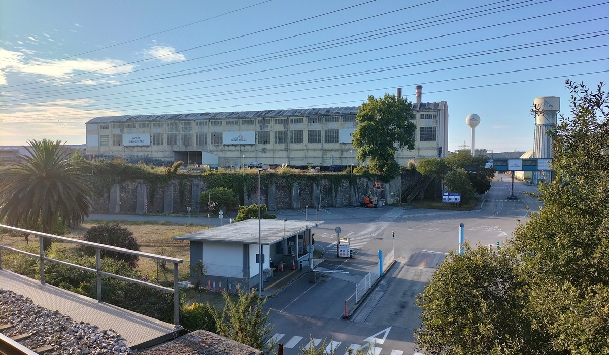 Vista d’una sala de la biblioteca del centru d’investigación de Saint-Gobain n’Avilés.
