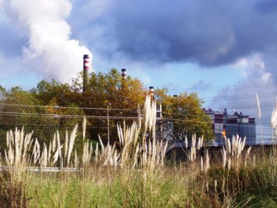 Vista d’una zona industrial d’Avilés con tendíu eléctricu nel paisaxe