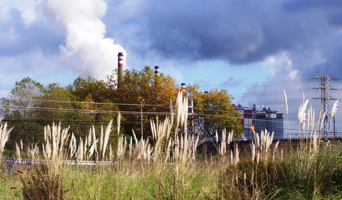 Vista d’una zona industrial d’Avilés con tendíu eléctricu nel paisaxe