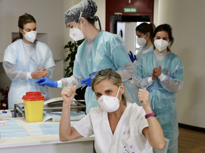 Trabayadora d’una residencia de persones mayores de Xixón prepárase pa recibir una vacuna en 2020.