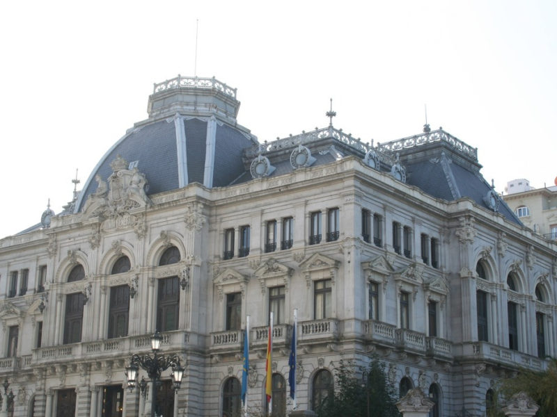 Fachada de piedra del edificiu históricu de la Xunta Xeneral n’Uviéu