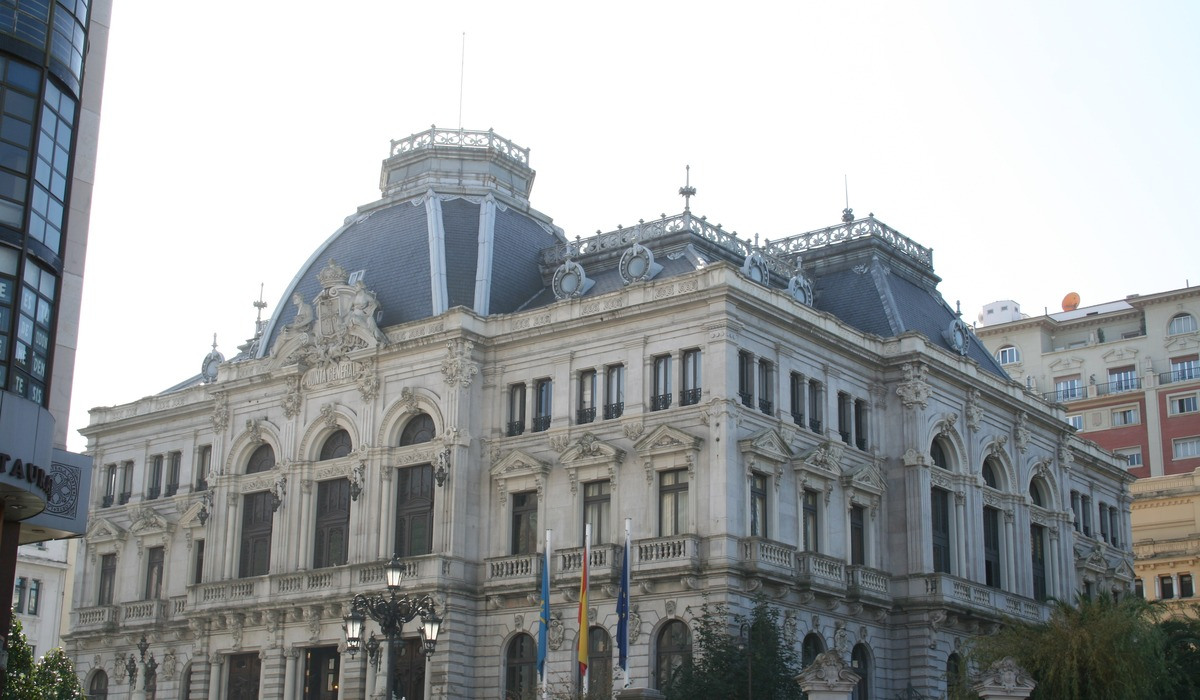 Fachada de piedra del edificiu históricu de la Xunta Xeneral n’Uviéu