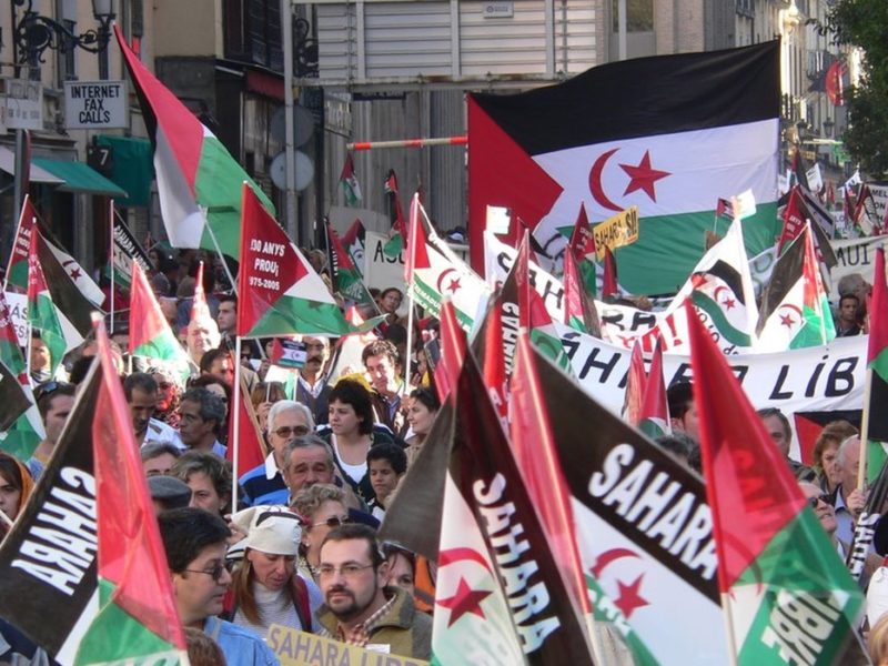Persones manifestándose en Madrid en sofitu del drechu del pueblu saharaui al autodetermín.