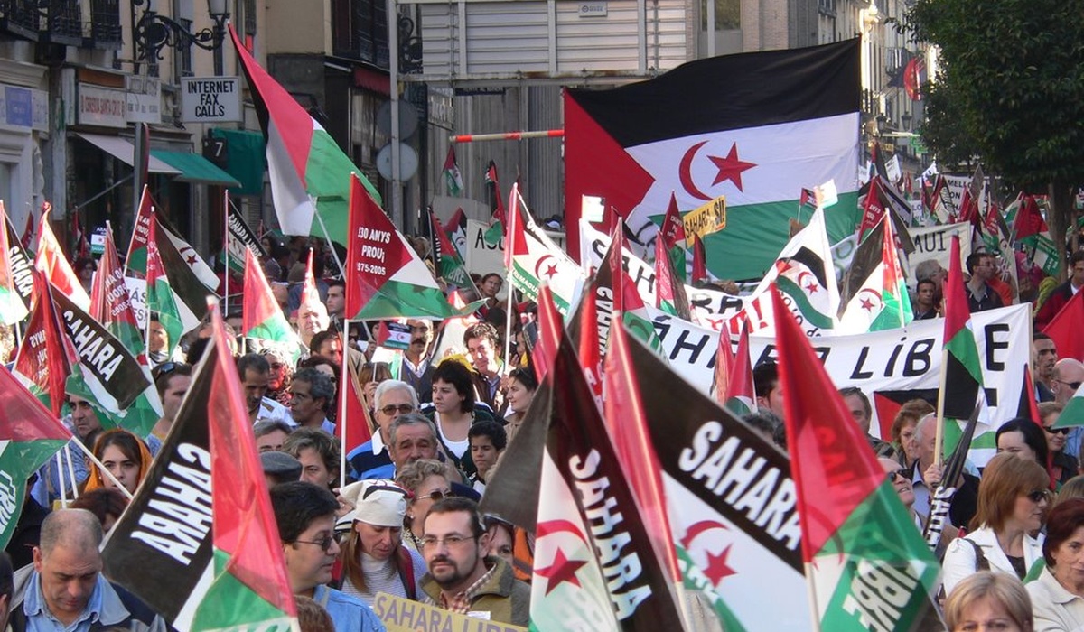 Persones manifestándose en Madrid en sofitu del drechu del pueblu saharaui al autodetermín.