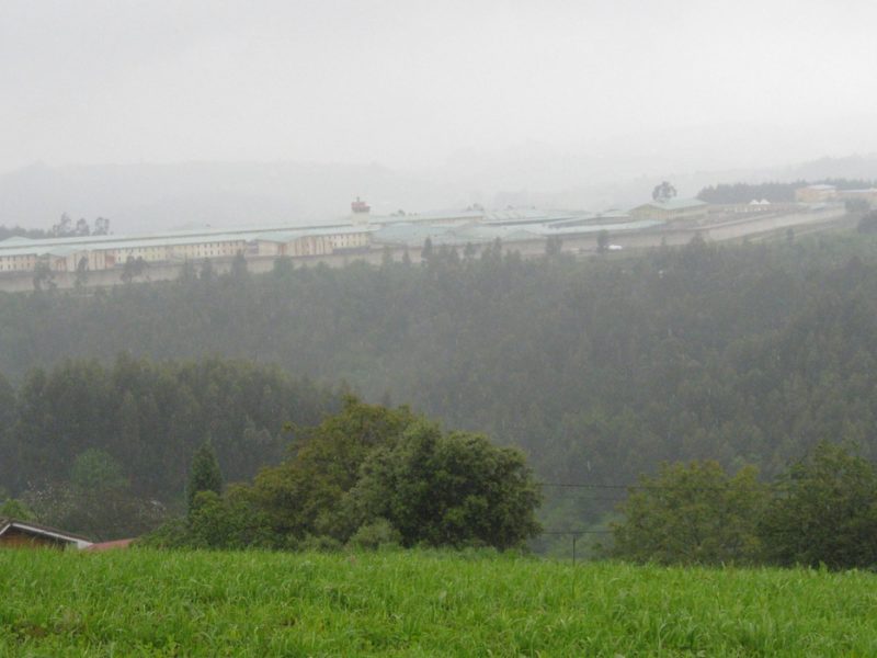 Vista esterior del Centru Penitenciariu d’Asturies, allugáu ente zones de monte y pradería.
