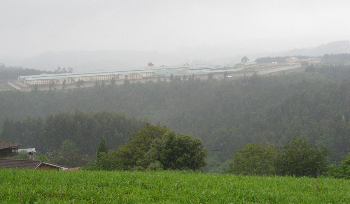 Vista esterior del Centru Penitenciariu d’Asturies, allugáu ente zones de monte y pradería.