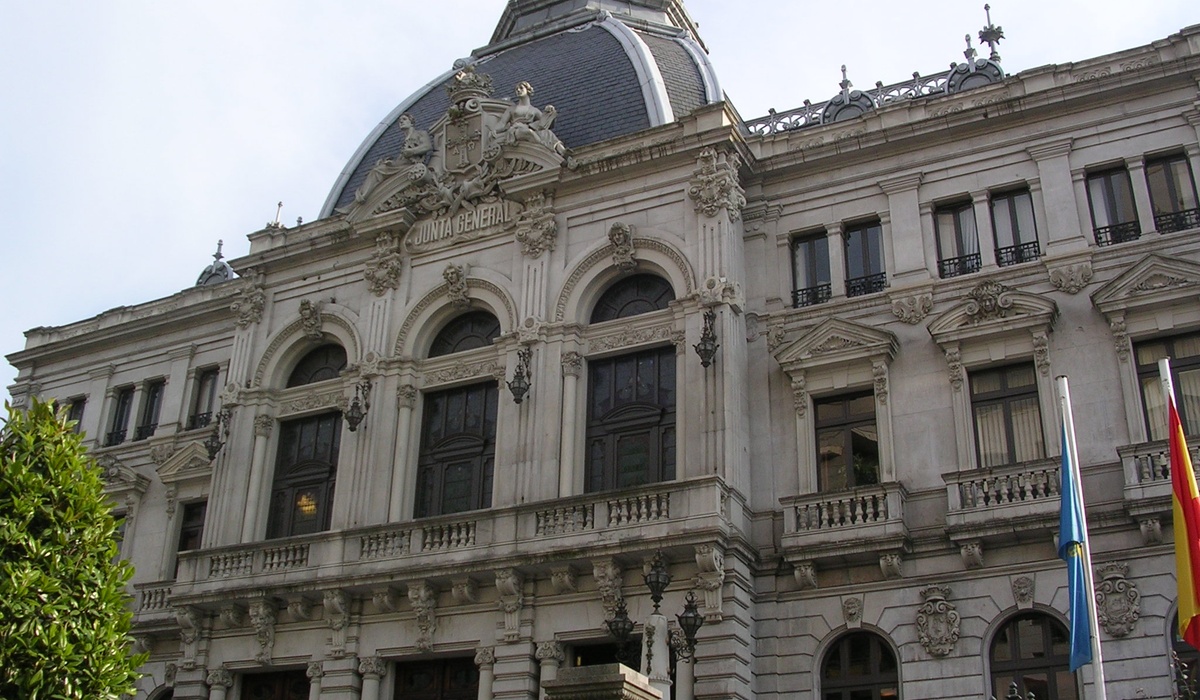 Fachada de la sede de la Xunta Xeneral del Principáu, nel centru d’Uviéu